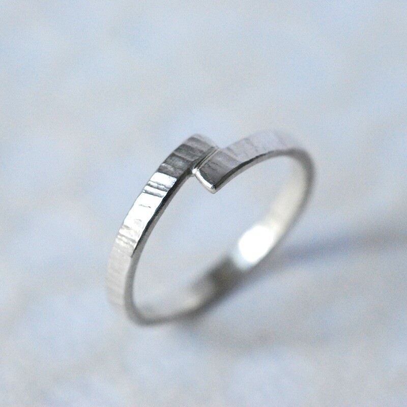 Anneau martelé en argent largeur 2 mm