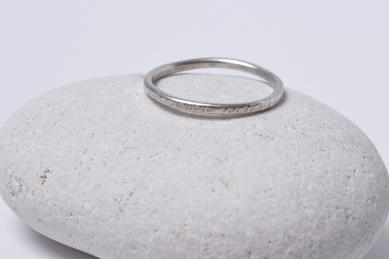 Anneau fin martelé en argent largeur 1.5 mm