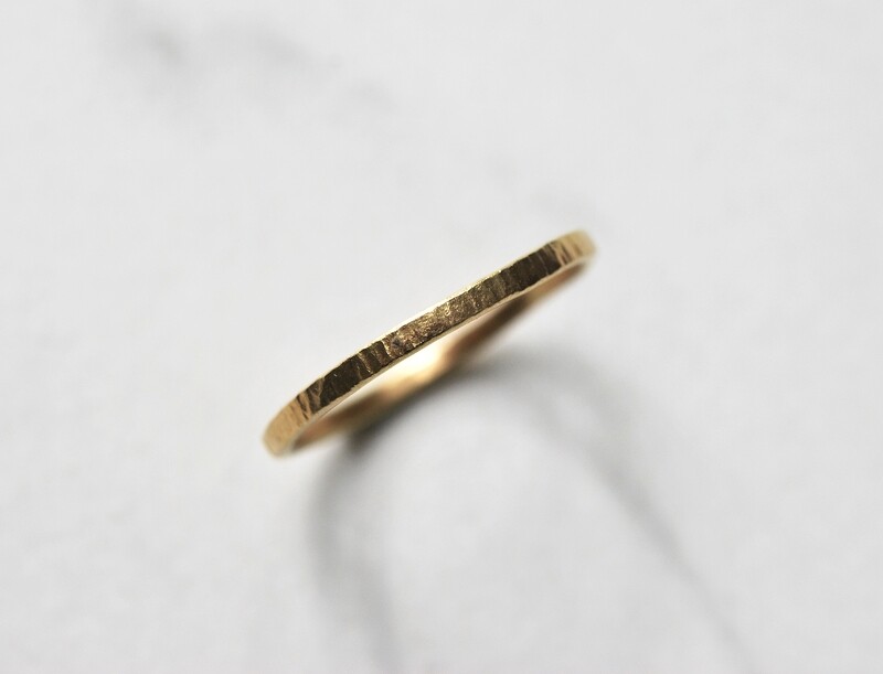 Alliance fine martelée en or jaune largeur 1.5 mm