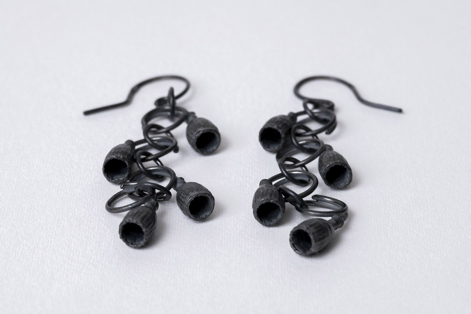 Boucles d&#39;oreilles pendantes PETITS PAVOTS Argent noirci