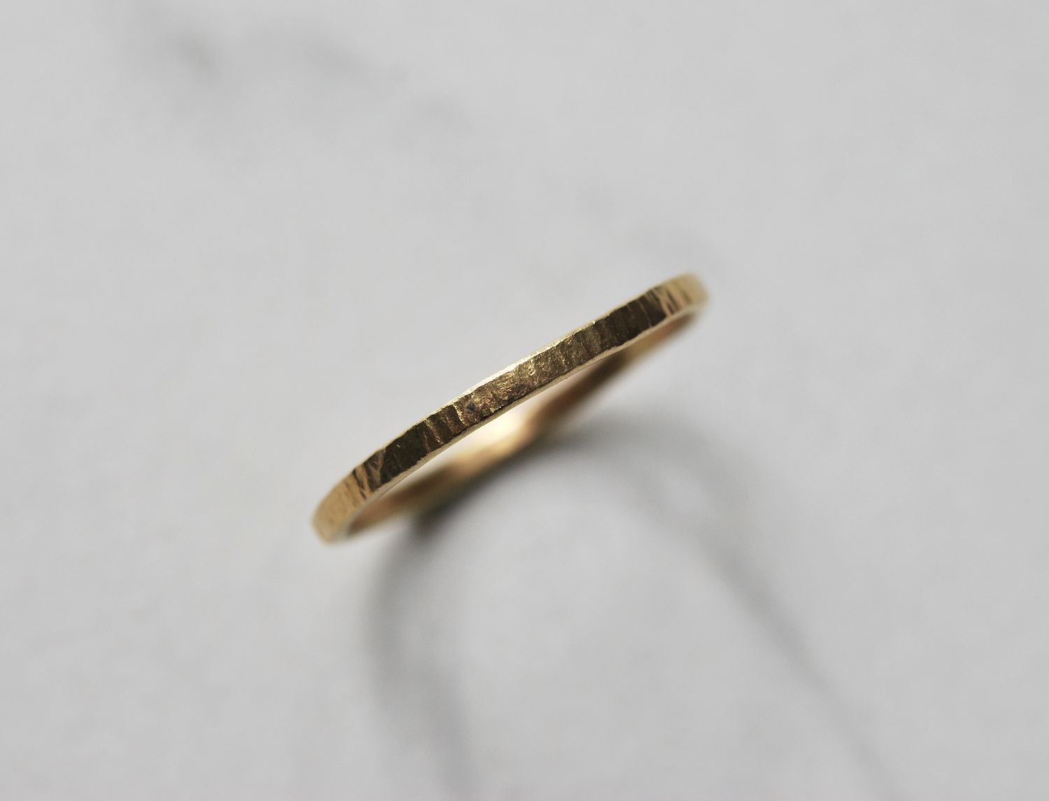 Alliance fine martelée en or jaune 18 carats