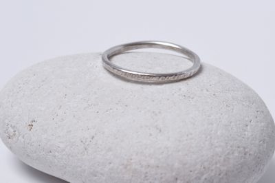 Anneau fin martelé en argent largeur 15mm