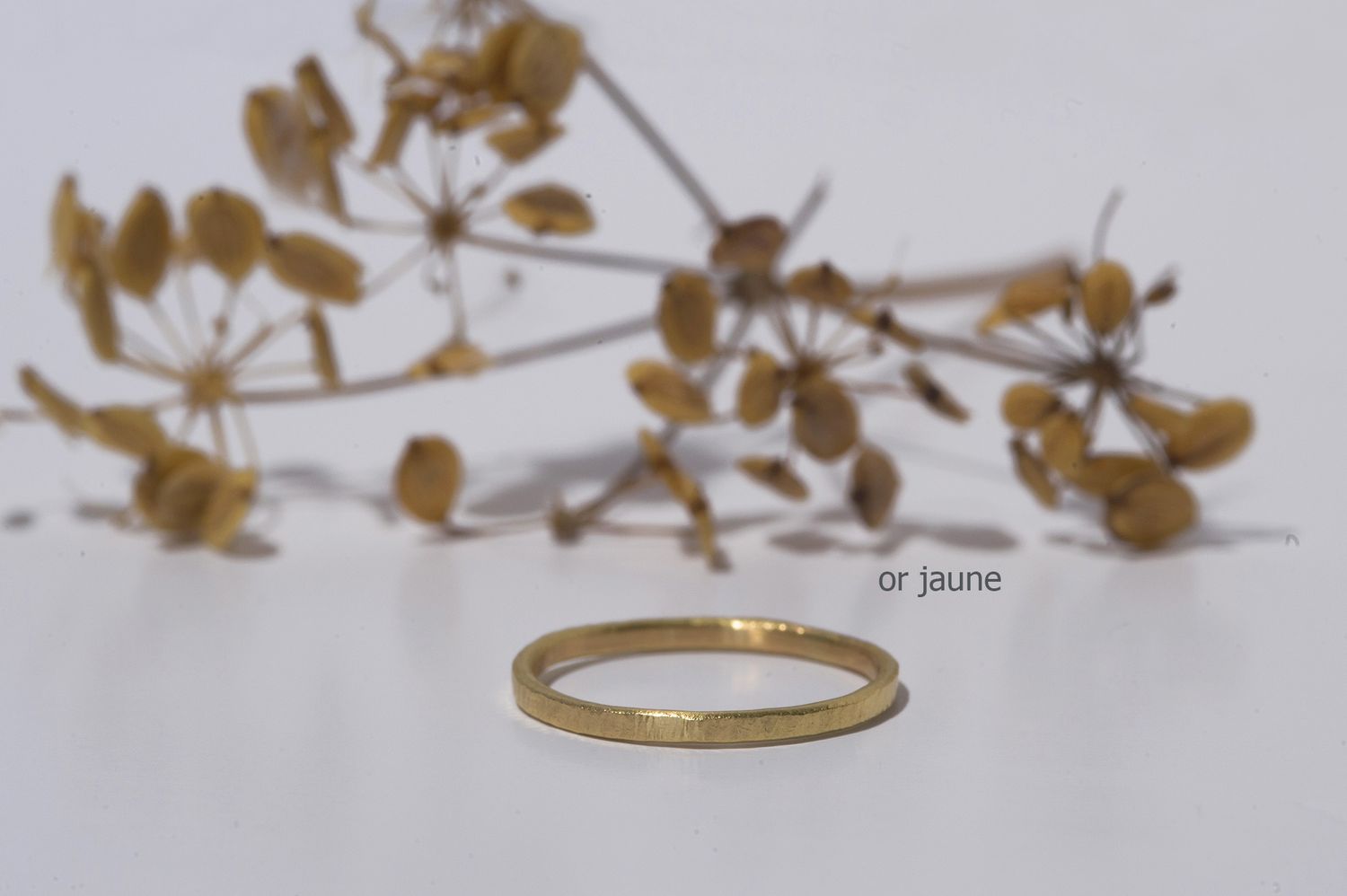 Alliance fine martelée Or 18 K 1.5 mm