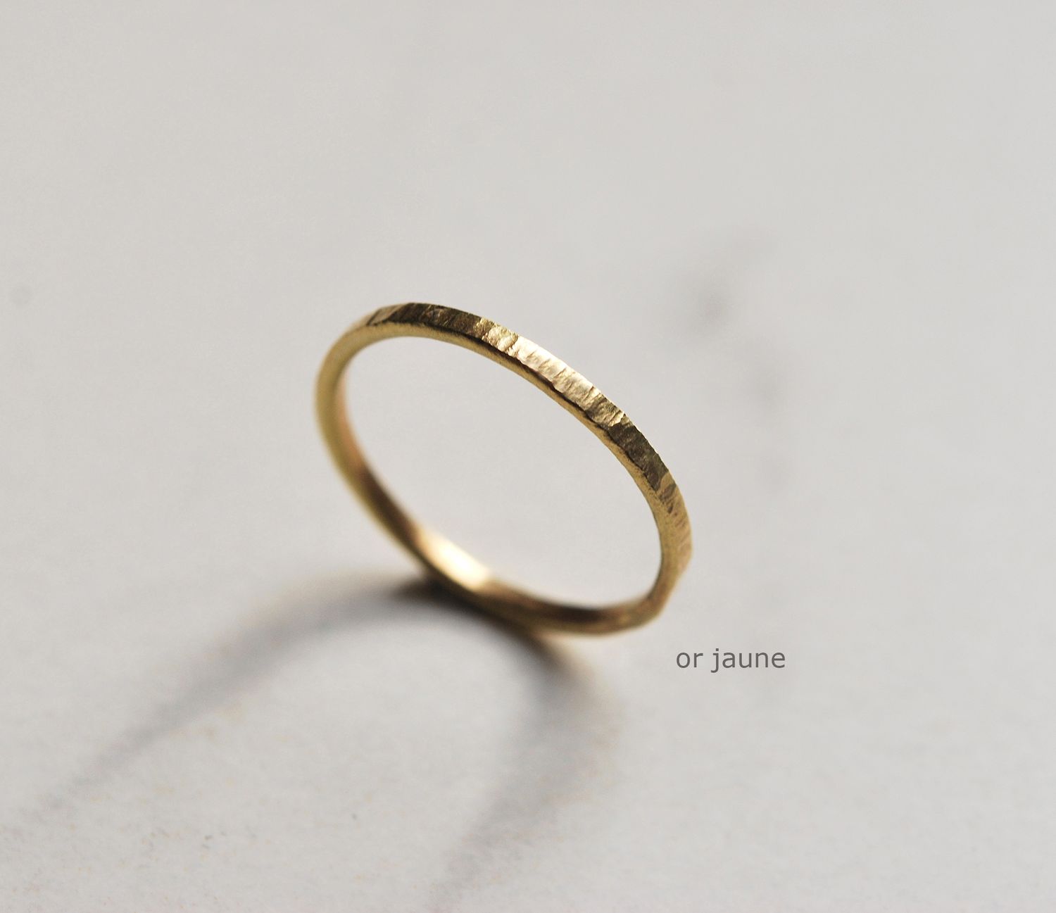 Alliance fine martelée Or 18 K 1.5 mm