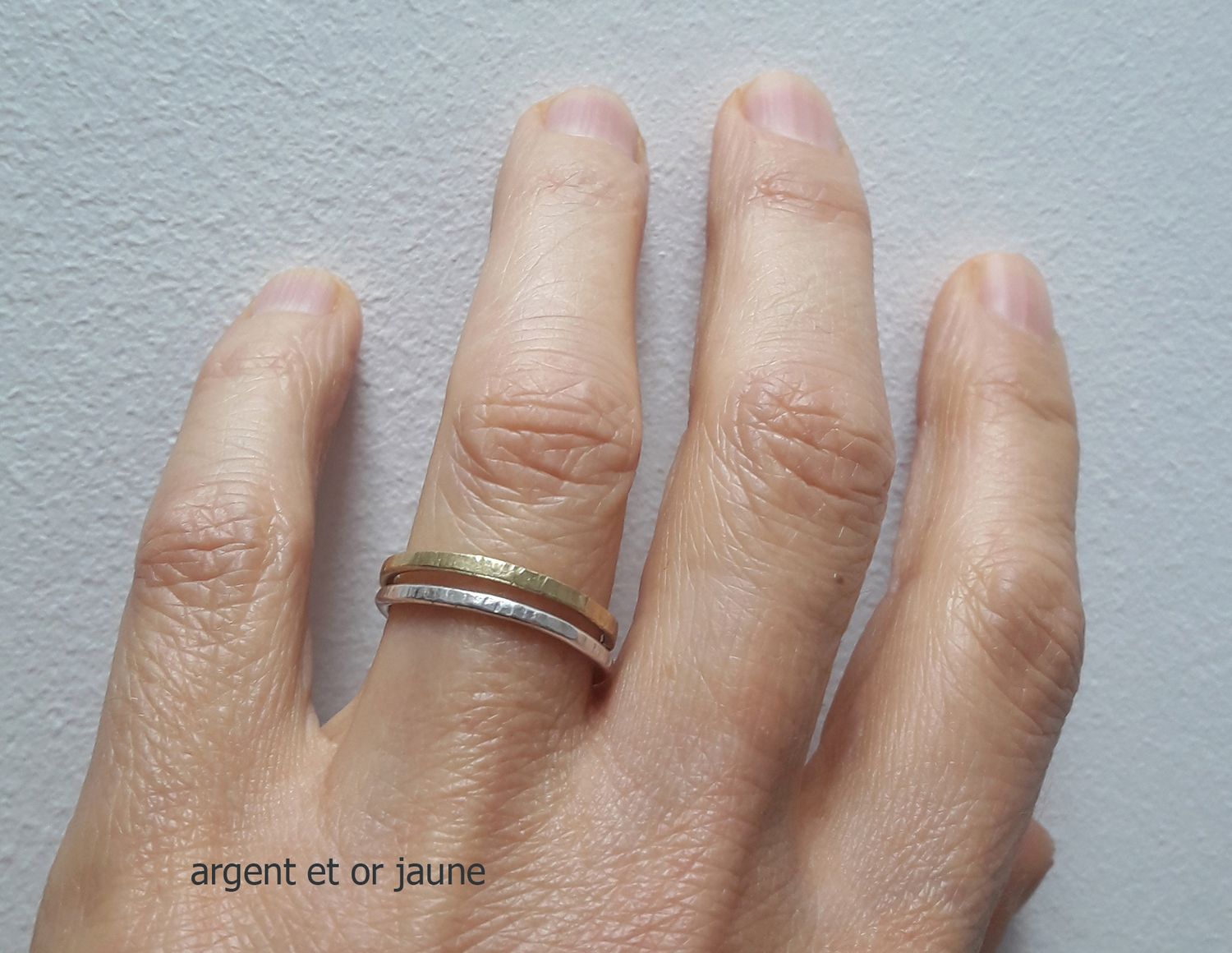 Alliance fine martelée Or 18 K 1.5 mm