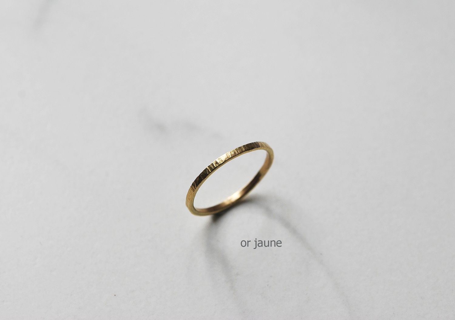 Alliance fine martelée Or 18 K 1.5 mm