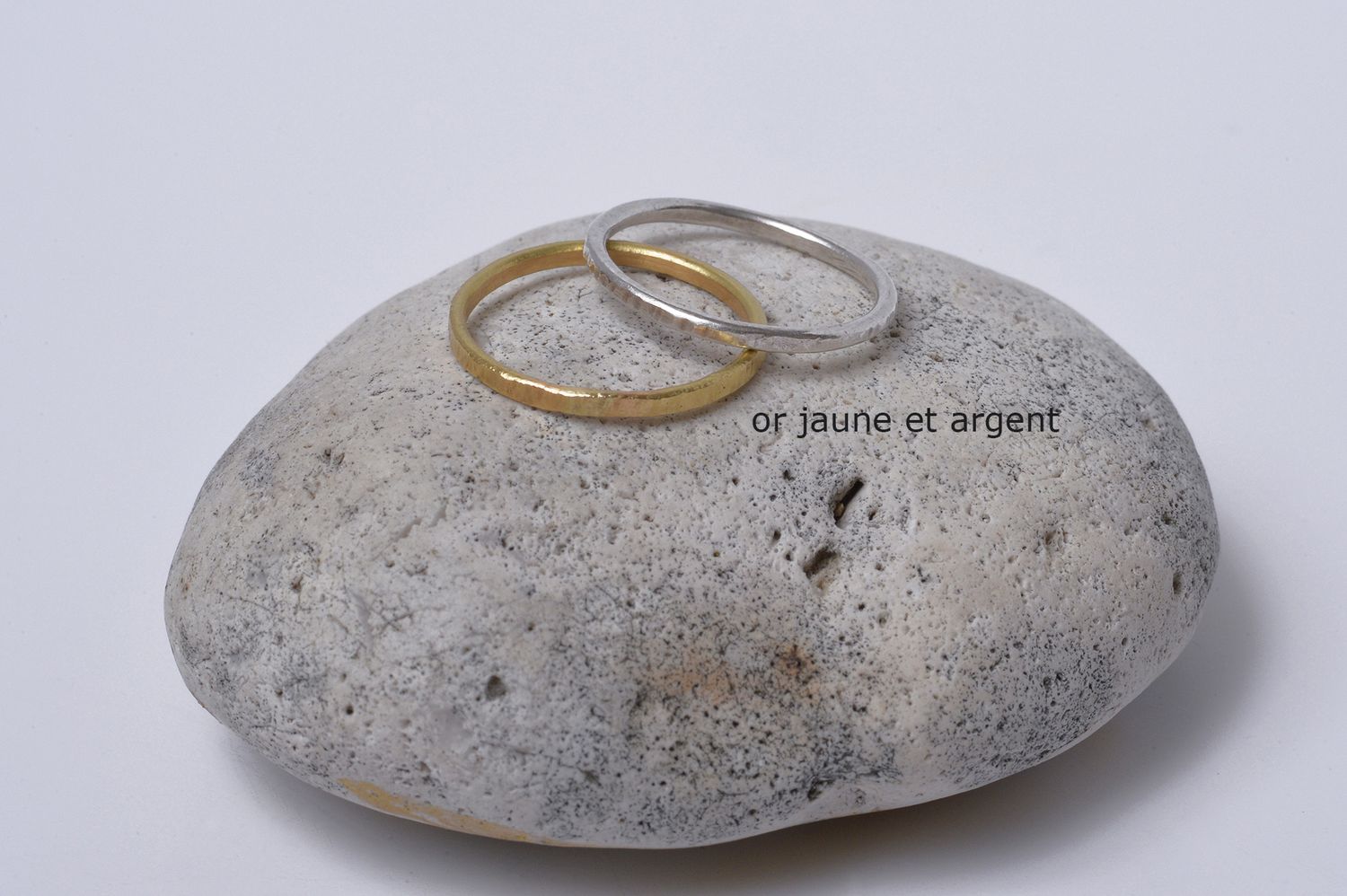 Alliance fine martelée Or 18 K 1.5 mm