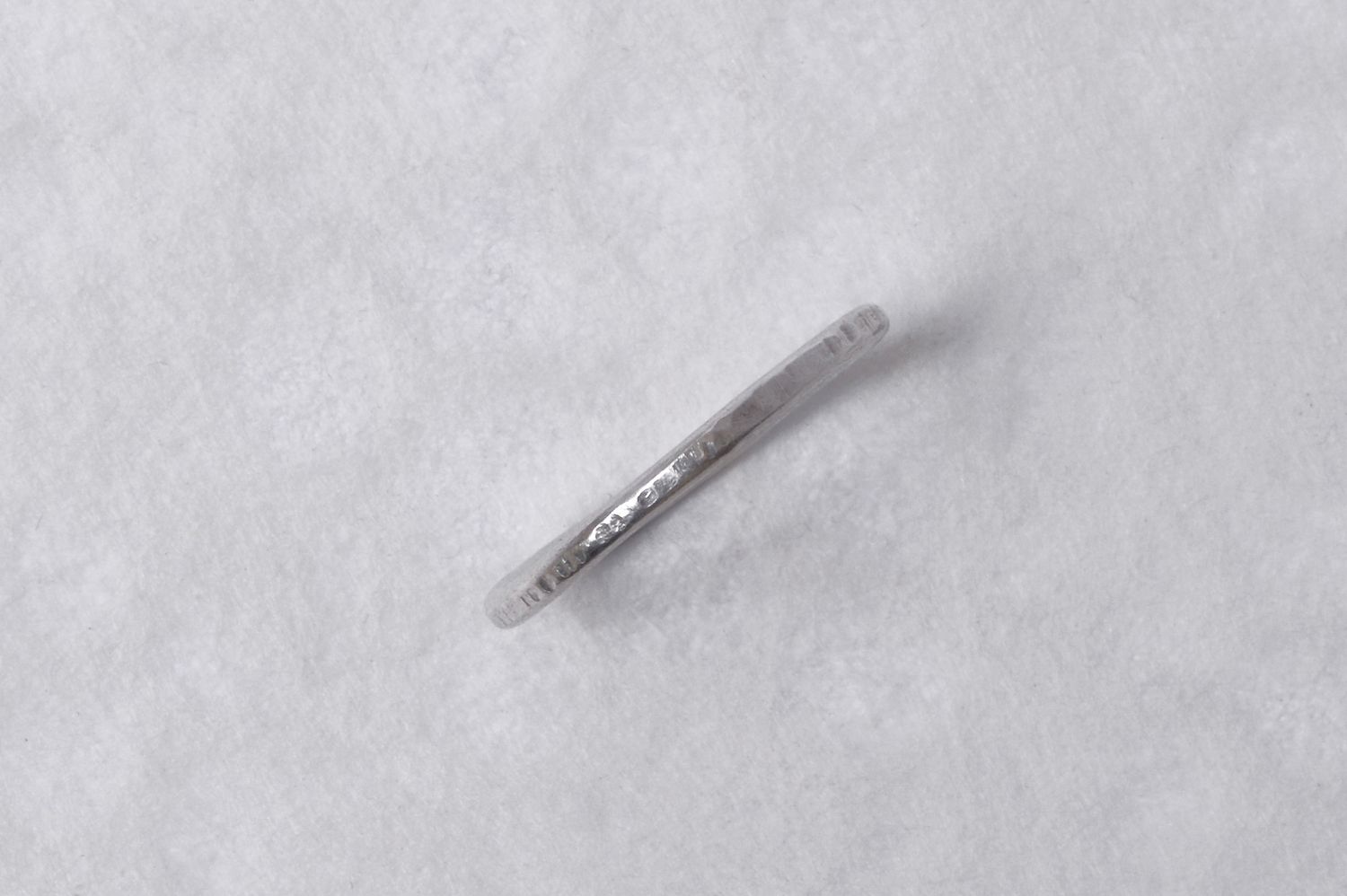 Anneau fin martelé en argent largeur 15 mm
