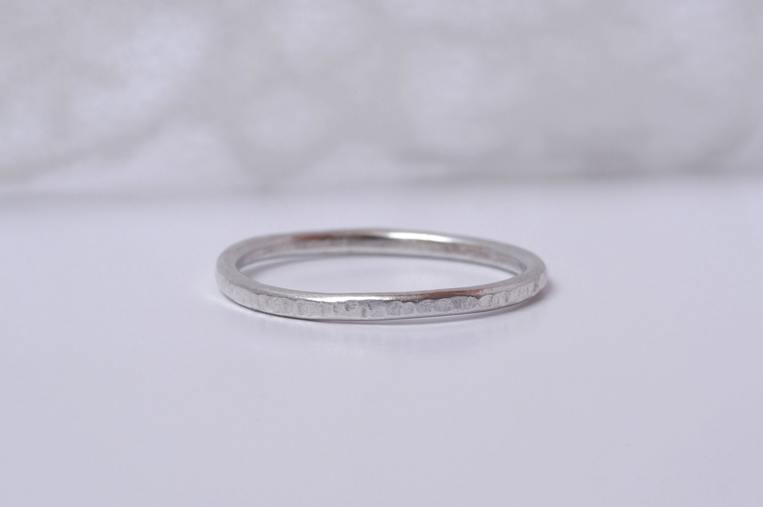 Anneau fin martelé en argent largeur 15 mm
