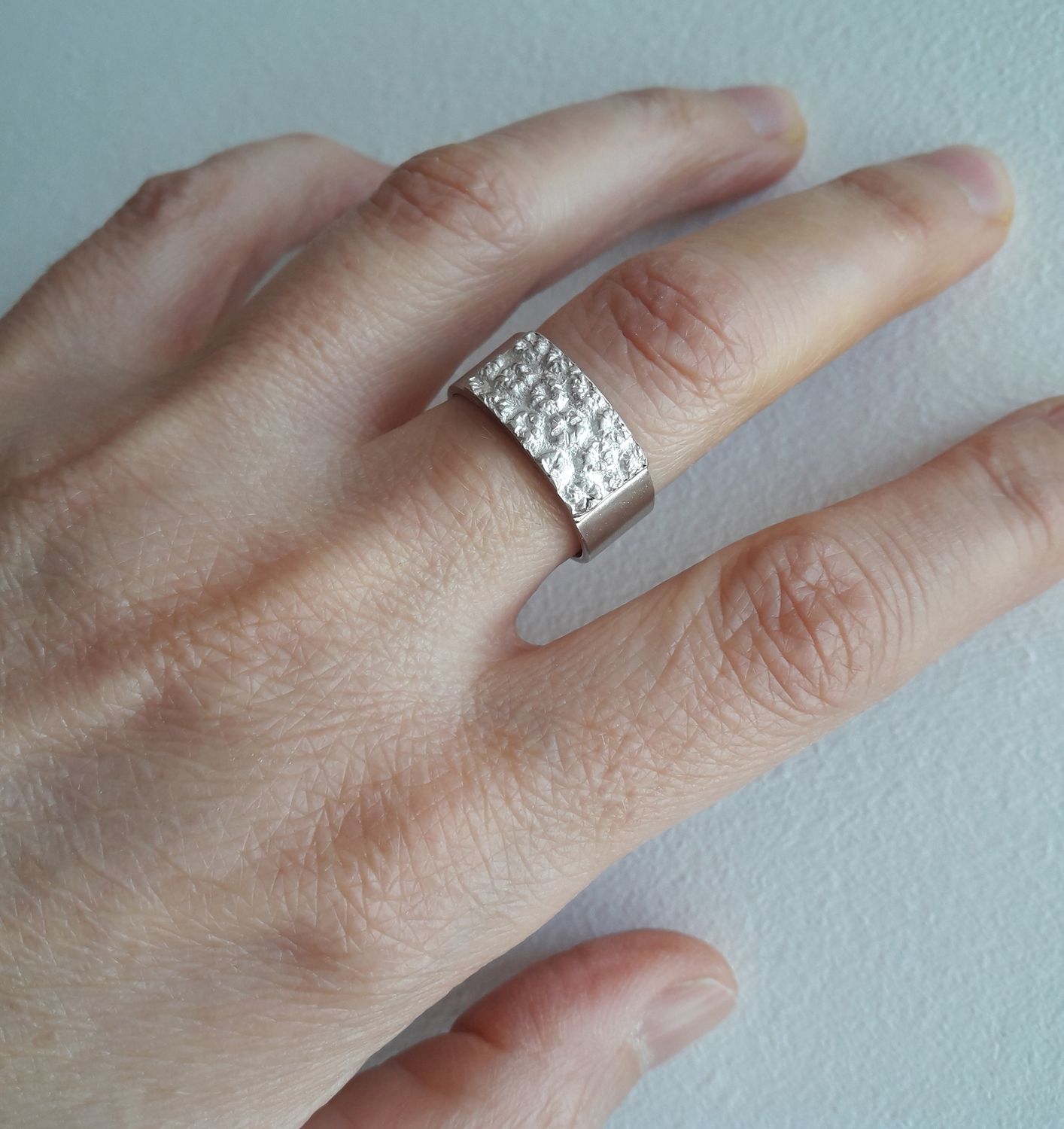 Anneau Fleur en argent largeur 8 mm