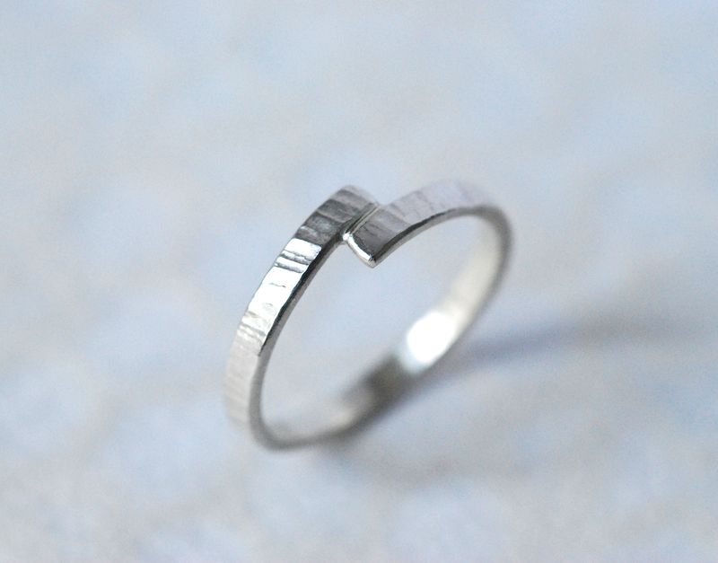 Anneau martelé en argent largeur 2 mm
