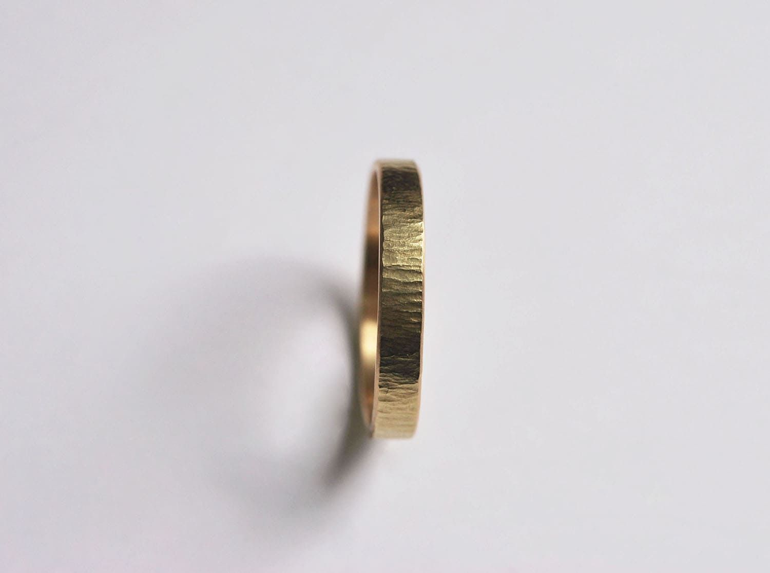 Alliance ruban martelée Or 18 K 3 mm
