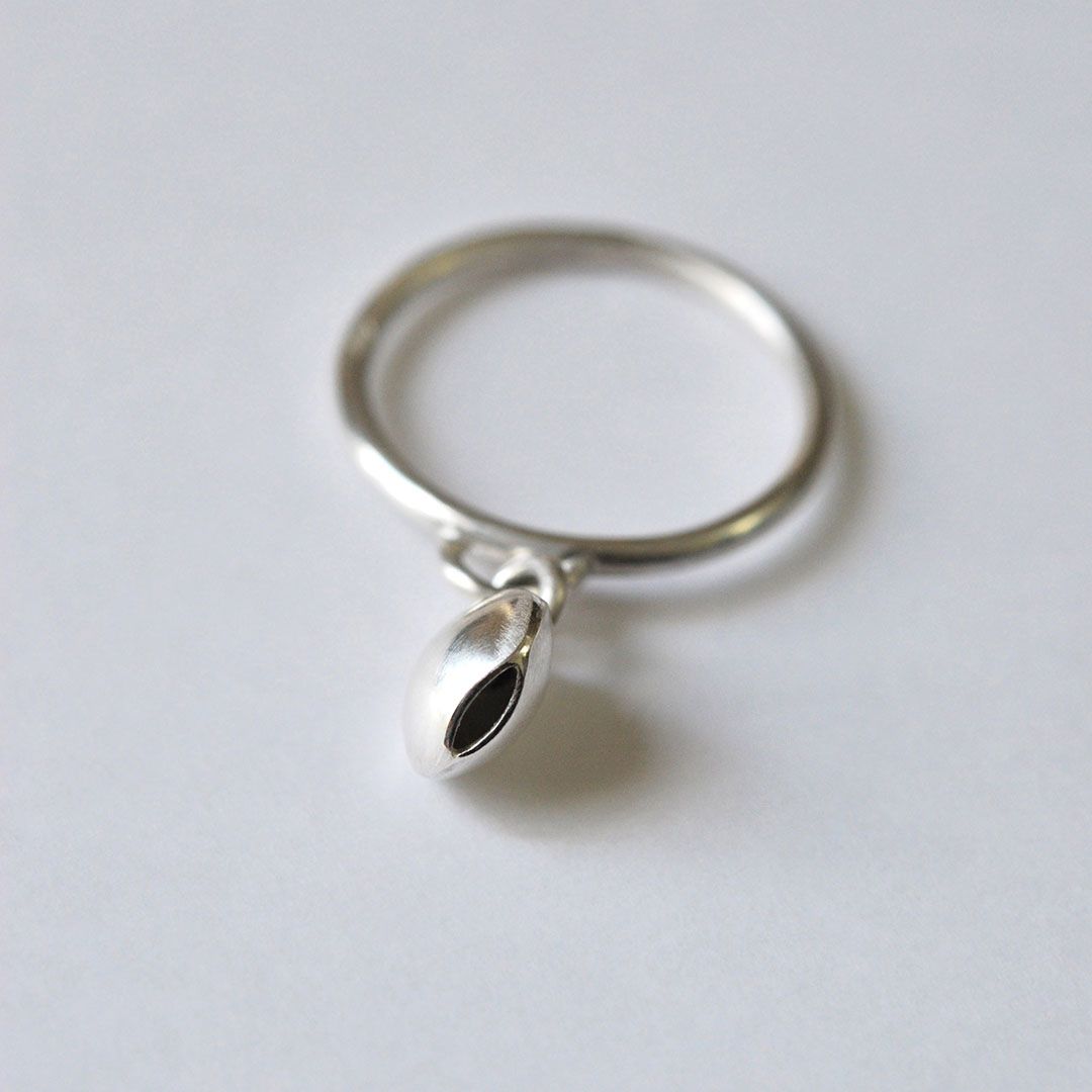 Vue rapprochée de la bague en argent avec élément mobile