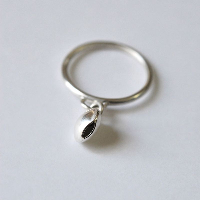 Vue rapprochée de la bague en argent avec élément mobile