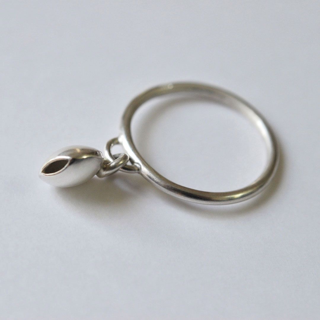 Bague en argent avec petit élément mobile
