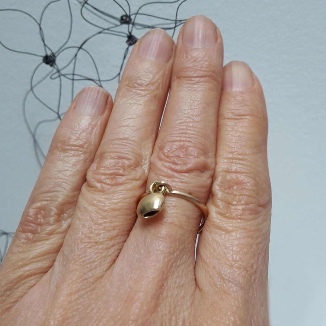 Bague élément mobile en or rose portée à la main