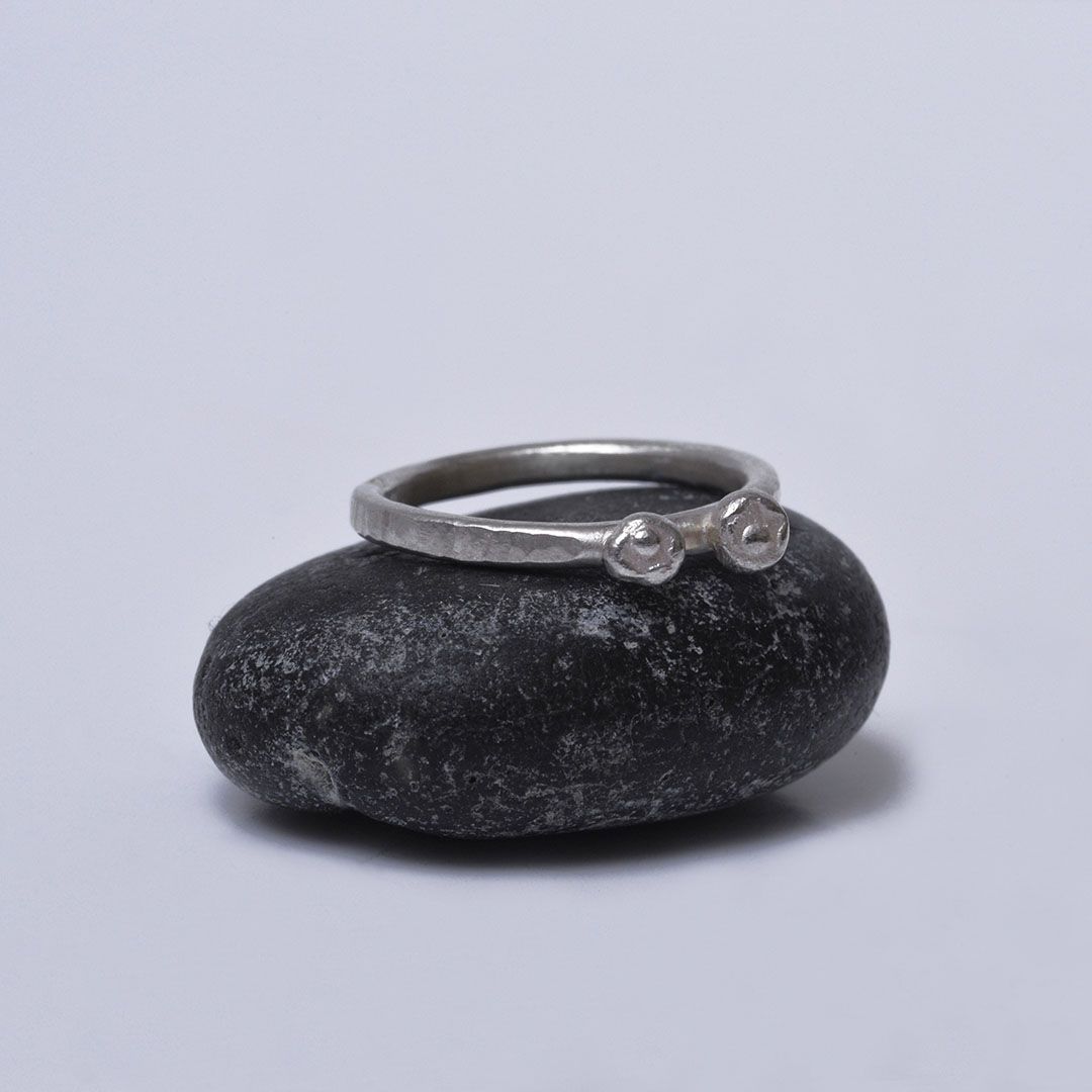 Bague contemporaine en argent 925, anneau martelé et pépites en fusion