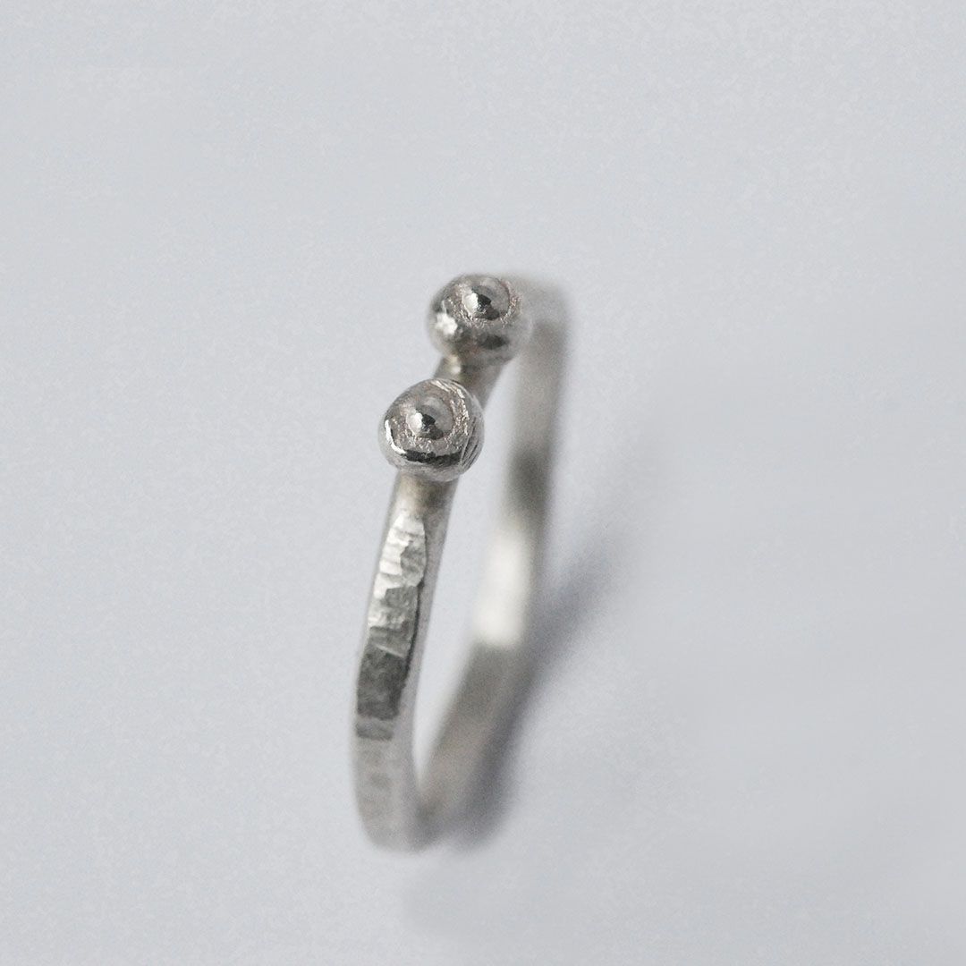 Bague contemporaine en argent 925, anneau martelé et pépites en fusion