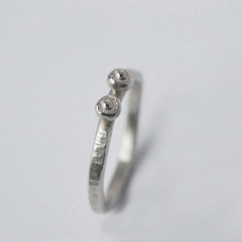 Bague contemporaine en argent 925, anneau martelé et pépites en fusion