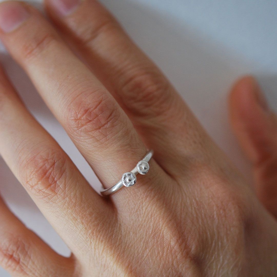 Bague design unique en argent brossé mat, anneau martelé et pépites artisanales