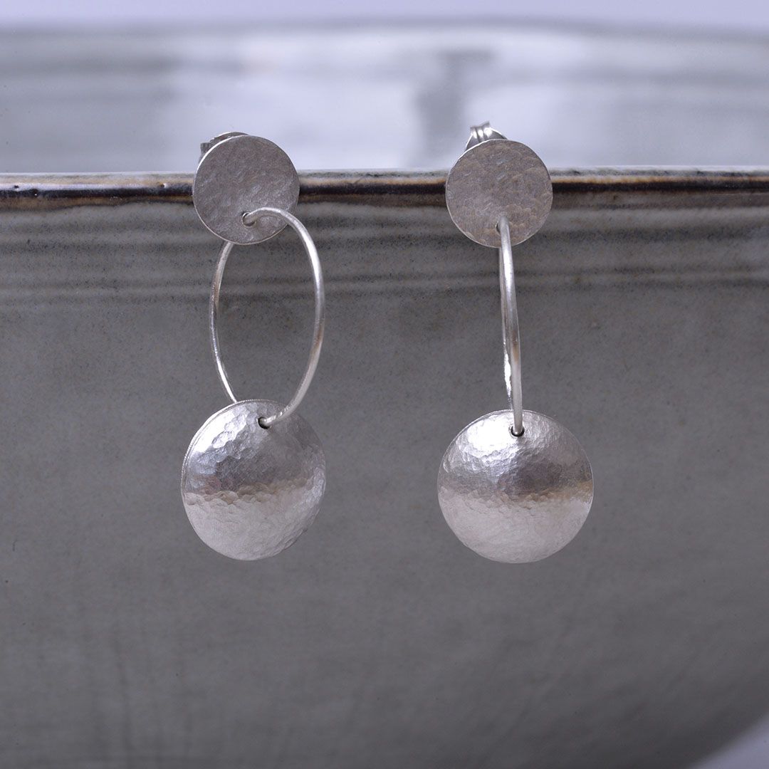 Boucles pendantes rondes en argent massif – bombées martelées