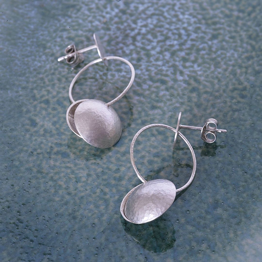Boucles pendantes rondes en argent massif – bombées martelées