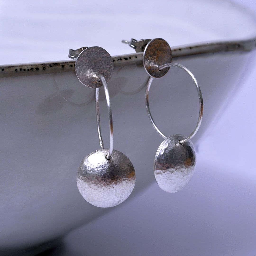 Boucles pendantes rondes en argent massif – bombées martelées
