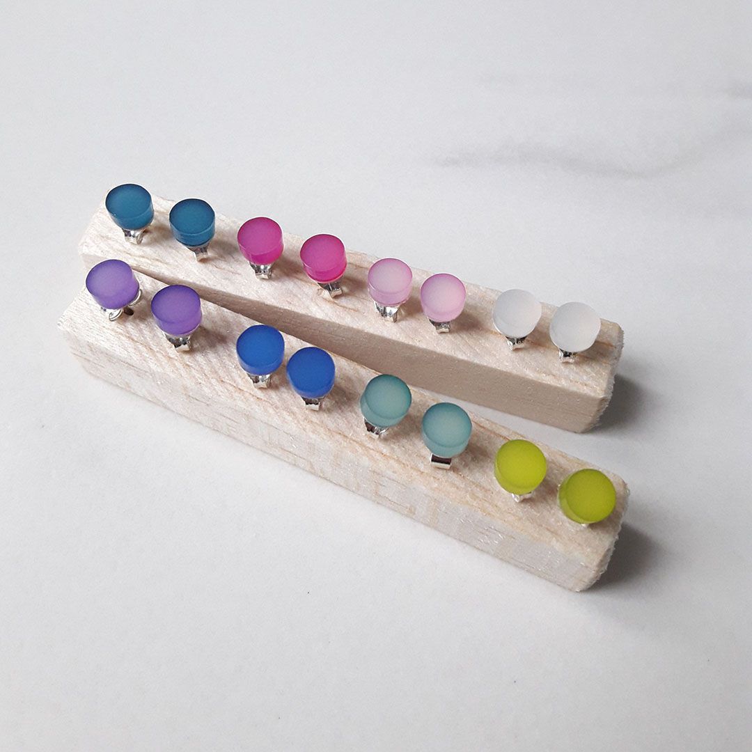 Boucles d’oreilles COULEURS en Plexiglas – rondes et colorées - 8 mm