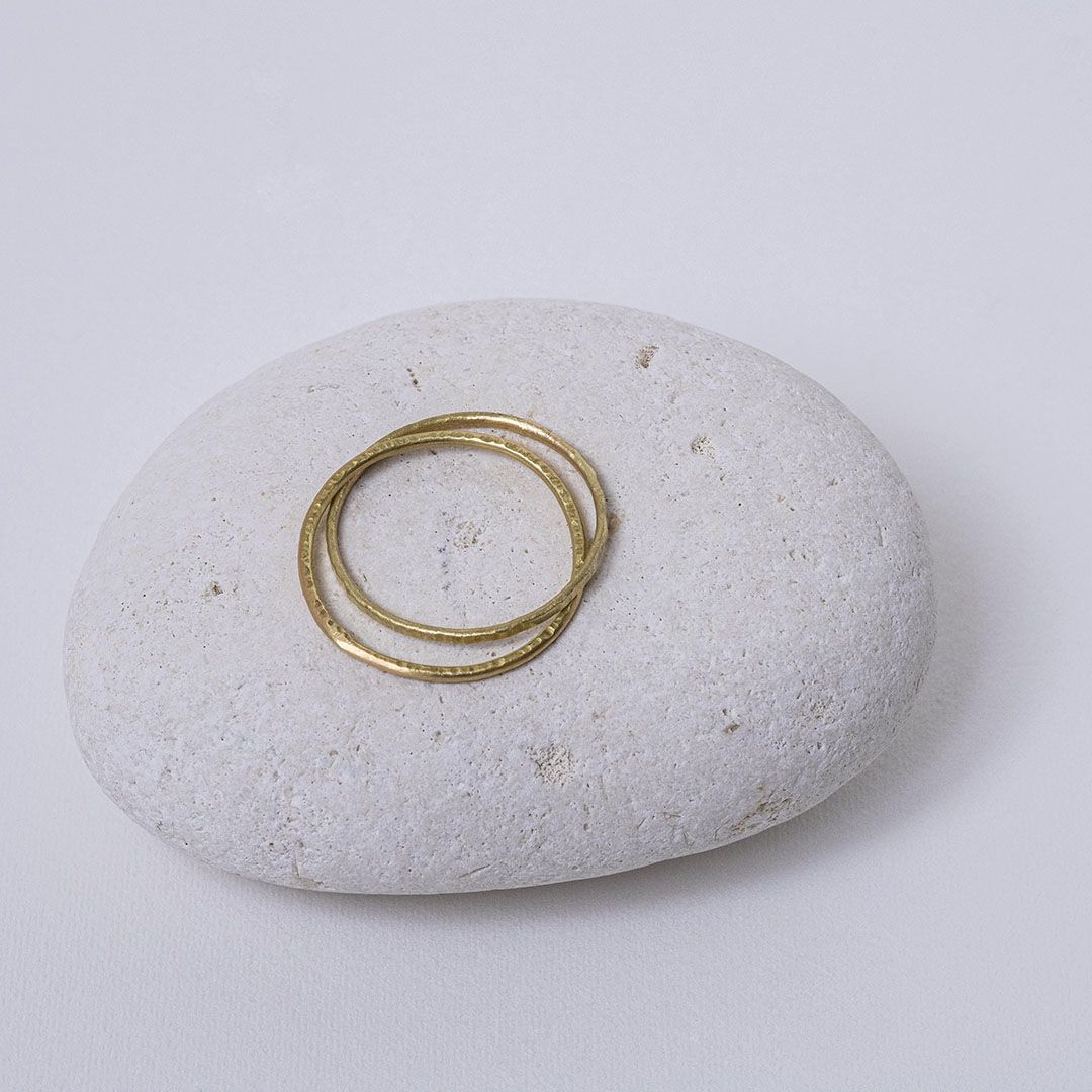 Alliance 2 anneaux entrelacés Or 18K – Bague martelée fine 1 mm