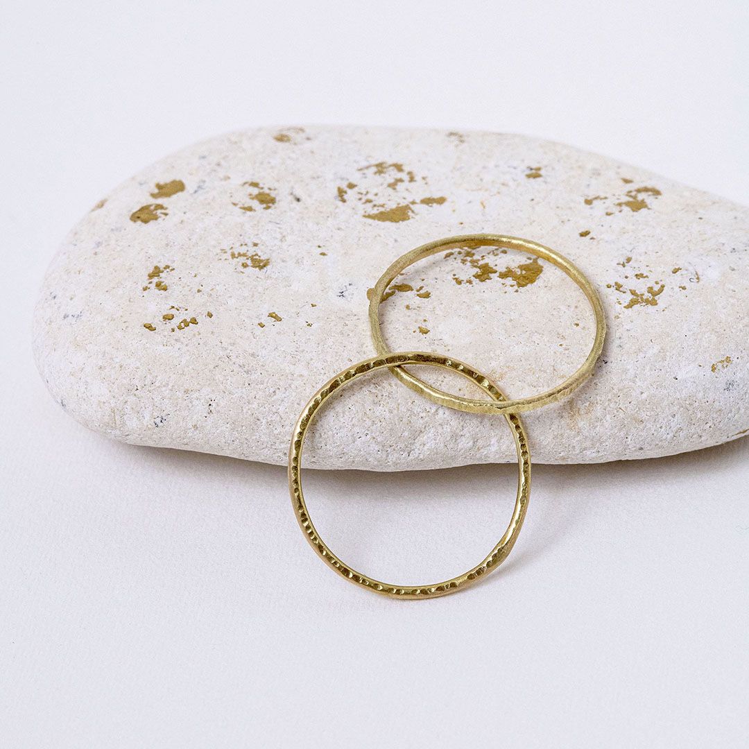 Alliance 2 anneaux entrelacés Or 18K – Bague martelée fine 1 mm