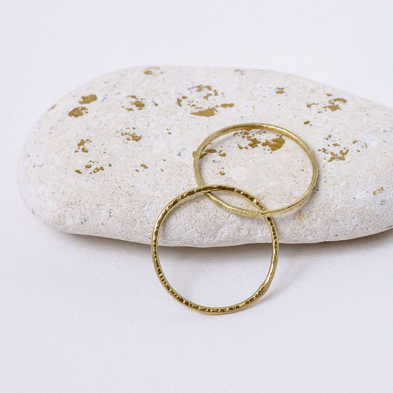 Alliance 2 anneaux entrelacés Or 18K – Bague martelée fine 1 mm