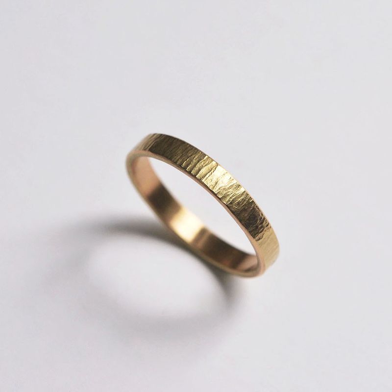 Alliance ruban martelée en Or 18K – 3 mm