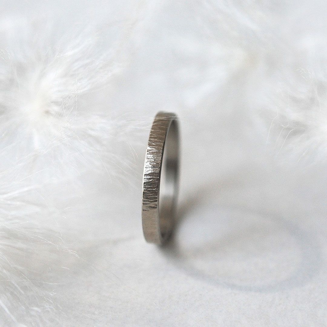 Alliance ruban martelée en Or 18K – 3 mm