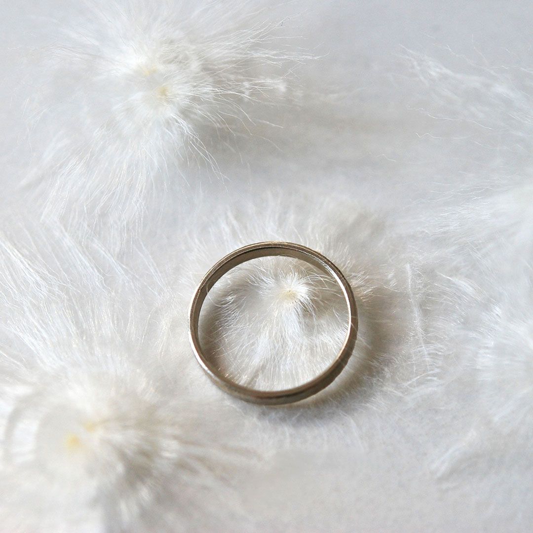 Alliance ruban martelée en Or 18K – 3 mm