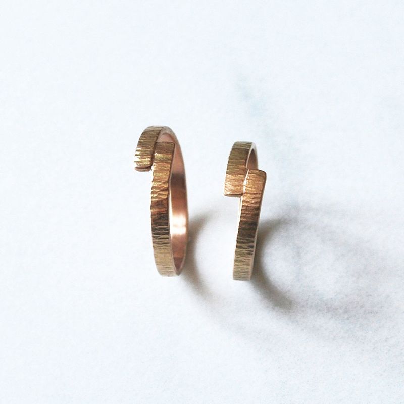 Alliance Entrecroisée Martelée en Or 18 Carats – Largeur 2 mm