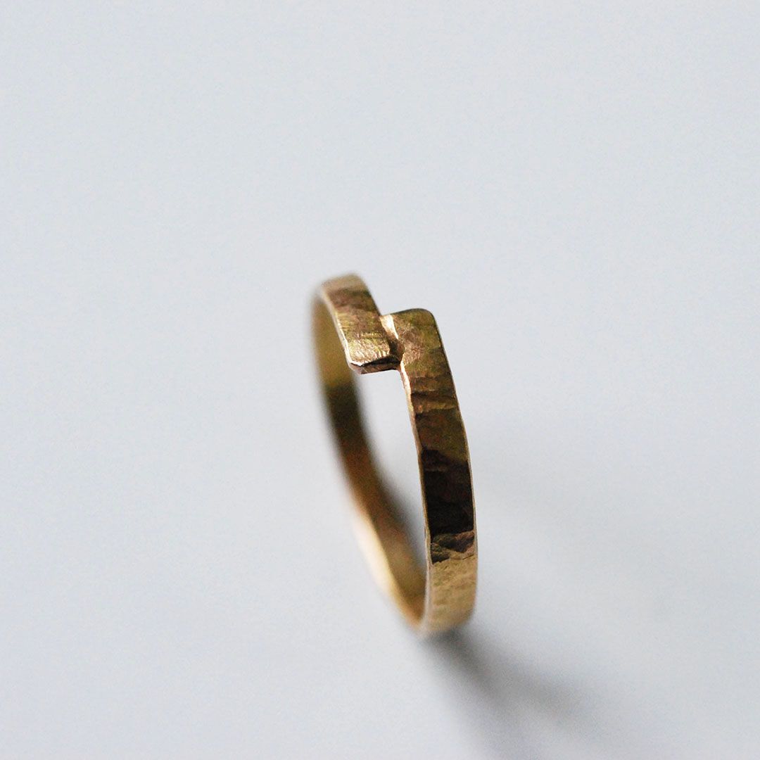 Alliance Entrecroisée Martelée en Or 18 Carats – Largeur 2 mm