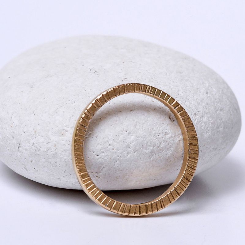 Alliance striée en or 18K – Anneau fil carré 2 mm