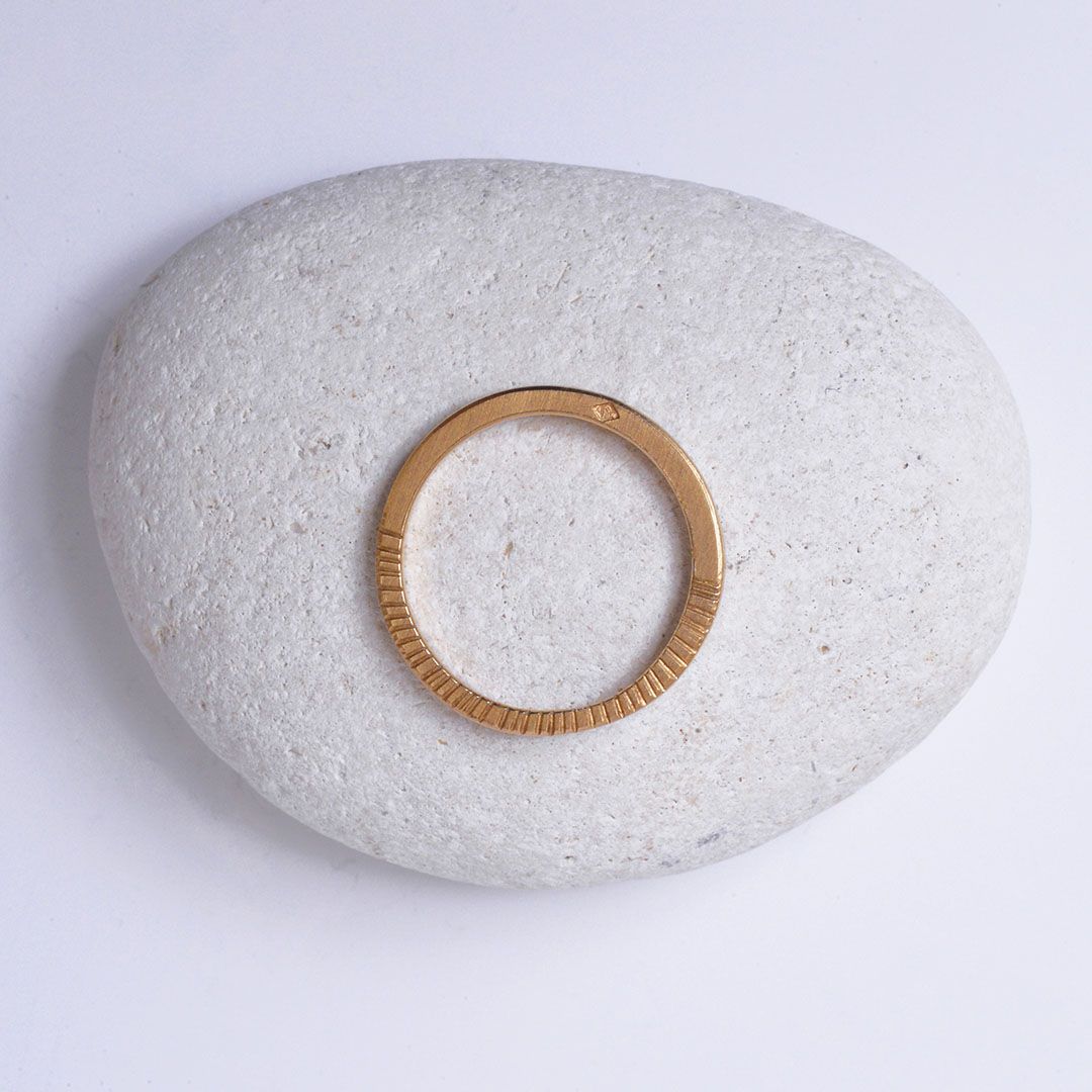 Alliance striée en or 18K – Anneau fil carré 2 mm