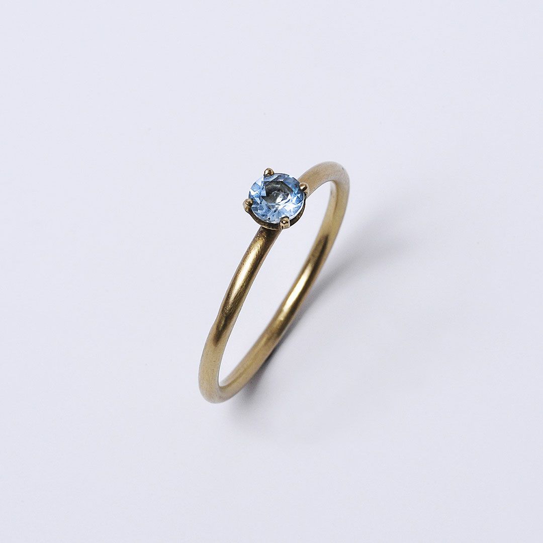 Bague en or jaune 18K avec topaze bleue – Anneau fil rond