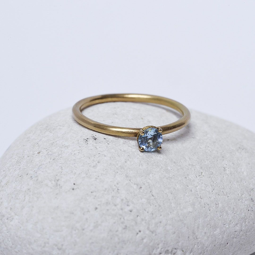 Bague en or jaune 18K avec topaze bleue – Anneau fil rond