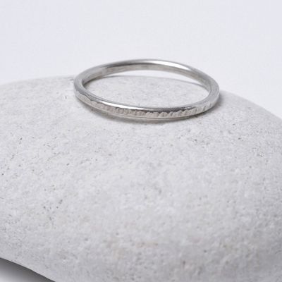 Anneau fin martelé en Argent 925 – 1.5 mm