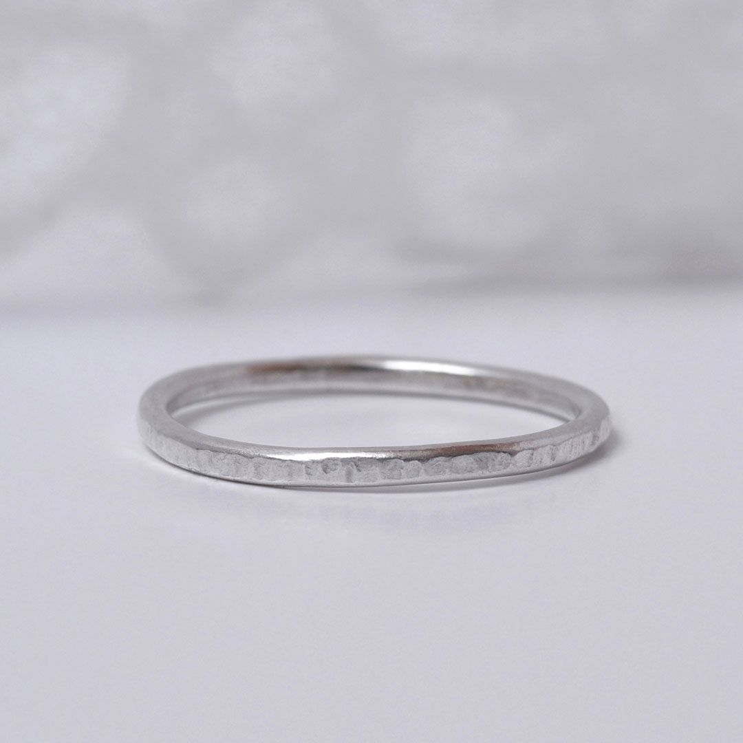 Anneau fin martelé en Argent 925 – 1.5 mm