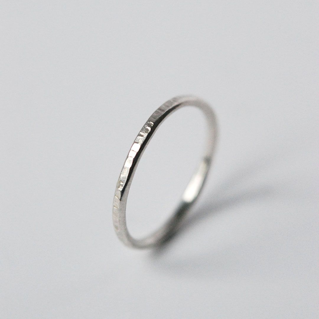 Anneau fin martelé en Argent 925 – 1.5 mm
