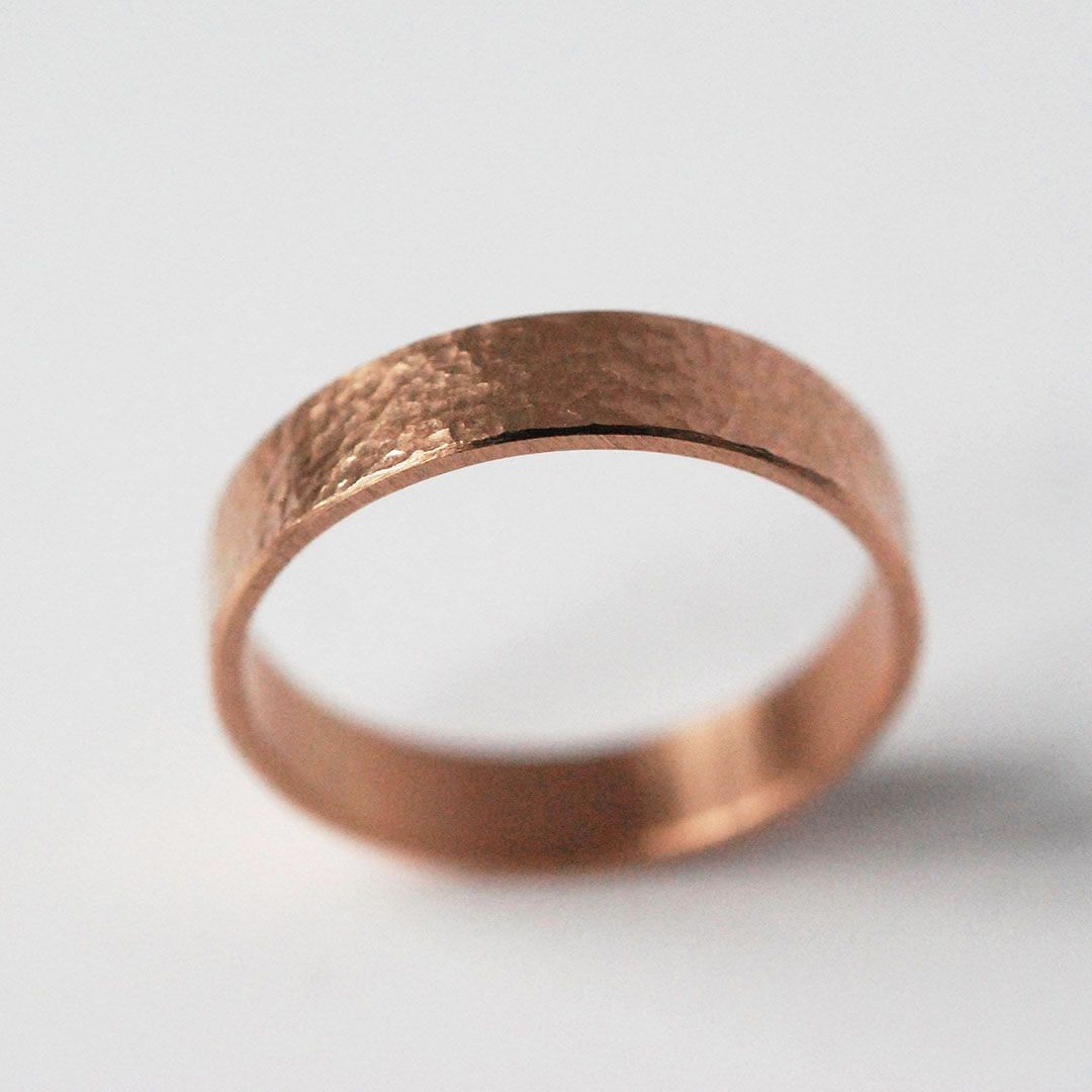 Alliance martelée en or 18K – Anneau ruban plat 5 mm