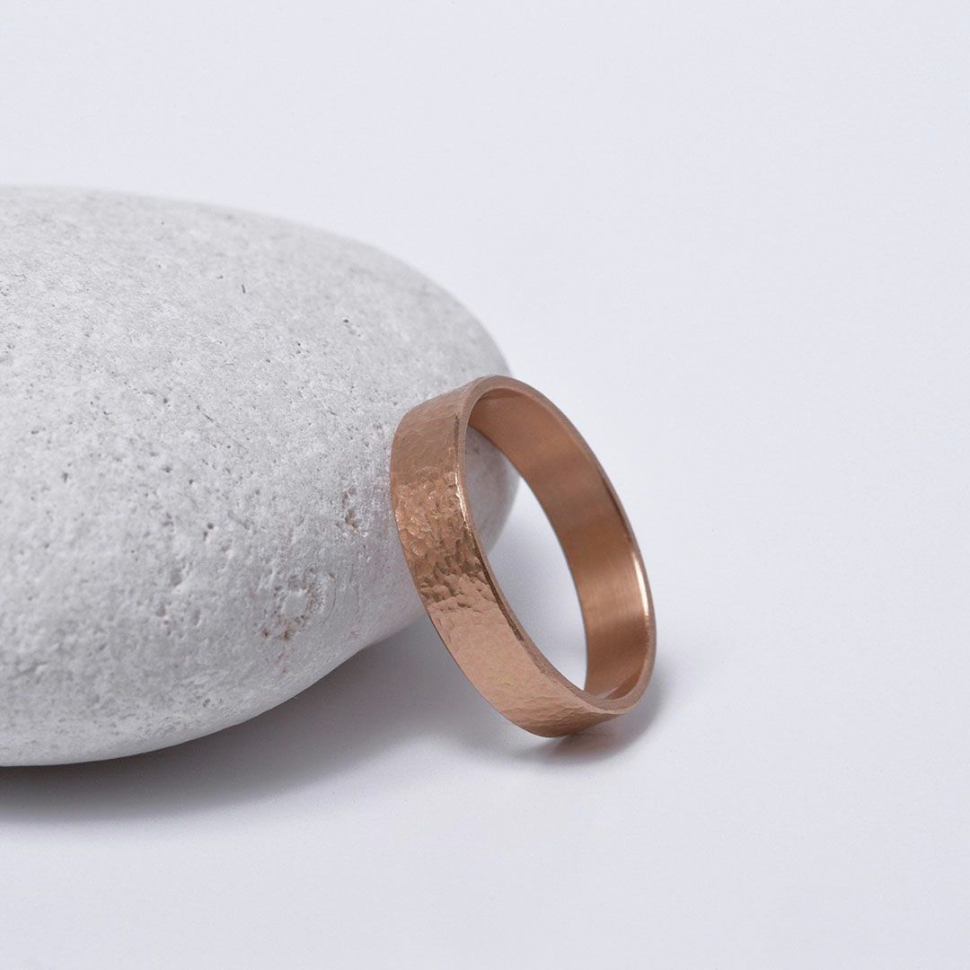 Alliance martelée en or 18K – Anneau ruban plat 5 mm