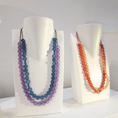 Colliers, bracelets et boucles d’oreilles faits main en plexiglas, créations originales et colorées pour sublimer votre style
