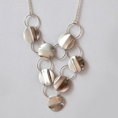 Colliers faits main en argent et or, poétiques et élégants, conçus pour révéler beauté et douceur.
