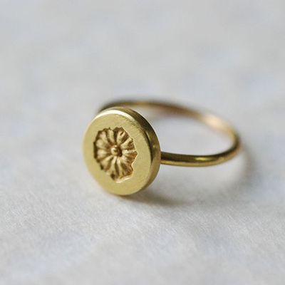 Bagues fines et poétiques, faites main en argent et or, pensées pour célébrer la beauté des instants précieux.