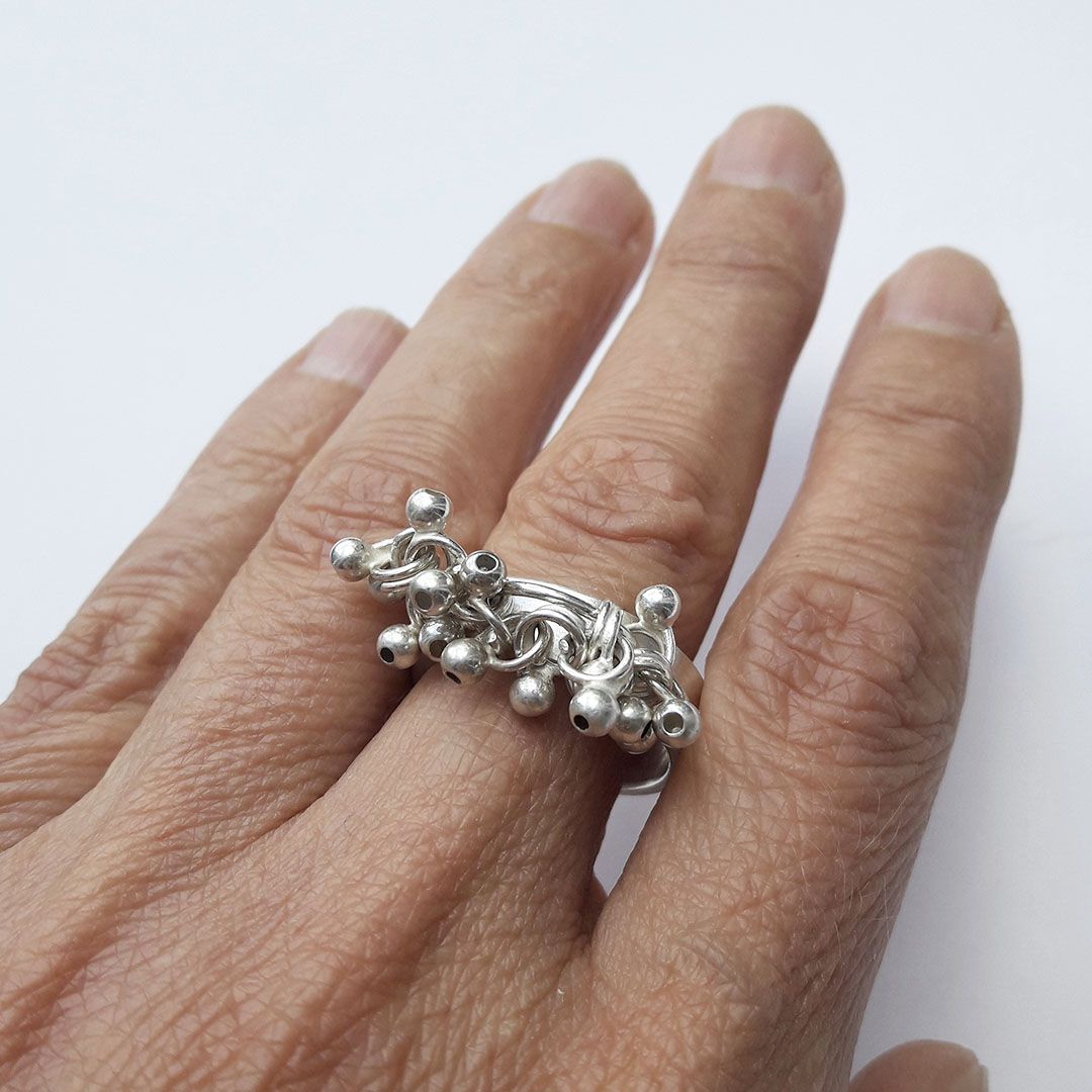 bague grappe petites sphères entrelacées en argent 