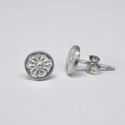 Boucles d’oreilles uniques, faites main en argent et or, pour exprimer charme et douceur au quotidien.